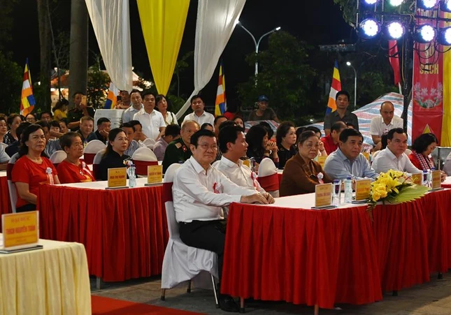 Quý vị đại biểu, quan khách tham dự buổi lễ