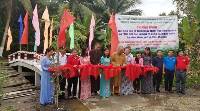 Thượng tọa Thích Huệ Công, Đại đức Thích Thiện Lộc cắt băng khánh thành cầu tại xã Đại Phúc