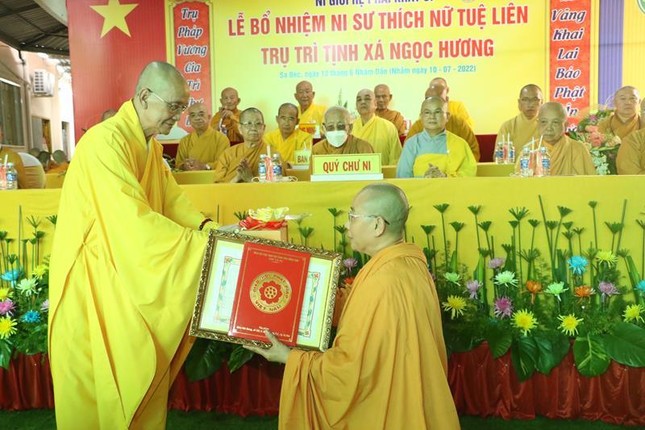 Hòa thượng Thích Chơn Minh trao quyết định bổ nhiệm đến Ni sư Thích nữ Tuệ Liên Hòa thượng Thích Chơn Minh trao quyết định bổ nhiệm đến Ni sư Thích nữ Tuệ Liên