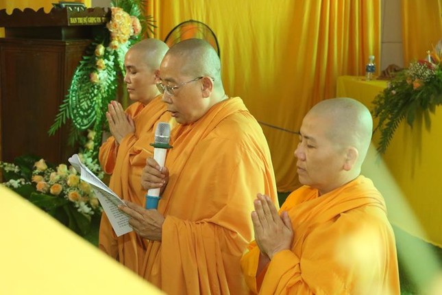 Ni sư Thích nữ Tuệ Liên cung kính dâng lời phát nguyện Ni sư Thích nữ Tuệ Liên cung kính dâng lời phát nguyện