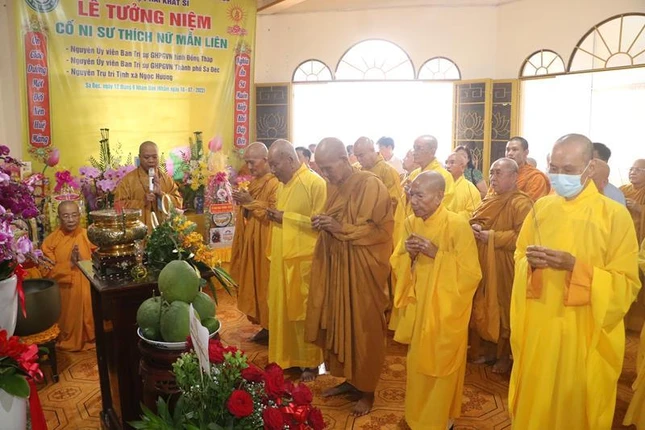 Chư tôn đức dâng hương tưởng niệm Ni sư Thích nữ Mẫn Liên