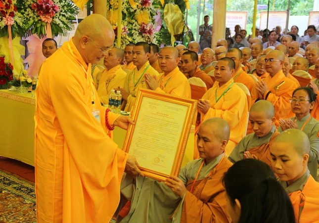 Hòa thượng Thích Huệ Phước trao quyết định bổ nhiệm trụ trì chùa Pháp Vân đến Sư cô Thích nữ Tịnh Ý Hòa thượng Thích Huệ Phước trao quyết định bổ nhiệm trụ trì chùa Pháp Vân đến Sư cô Thích nữ Tịnh Ý