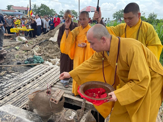Thực hiện nghi thức sái tịnh, chú nguyện