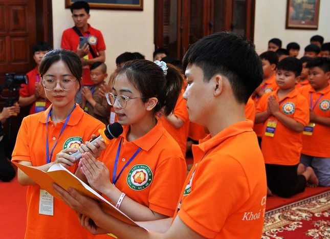 Phật tử Nguyễn Thọ Ngọc Anh, đại diện các khóa sinh dâng lời phát nguyện