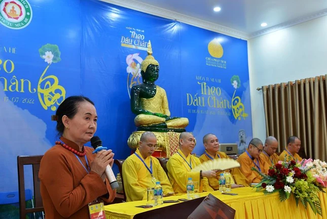 Cư sĩ Diệu Nhân - Nguyễn Thị Xuân Loan phát biểu