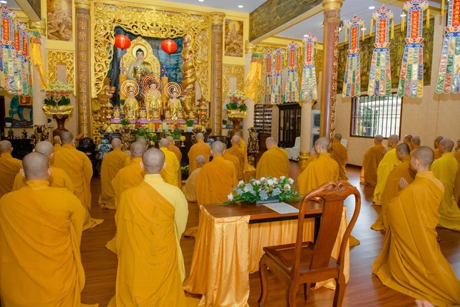 Đại chúng đảnh lễ Tam bảo, phát lồ sám hối