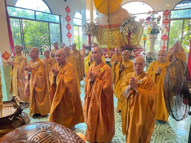 Chư tôn đức tham dự buổi lễ