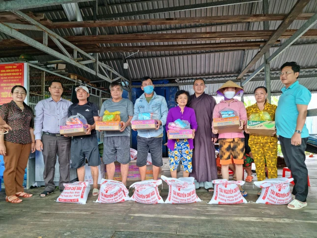 Niệm Phật đường Phước Điền và chính quyền địa phương trao tặng quà cho bà con tại xã Khánh Bình Tây, huyện Trần Văn Thời
