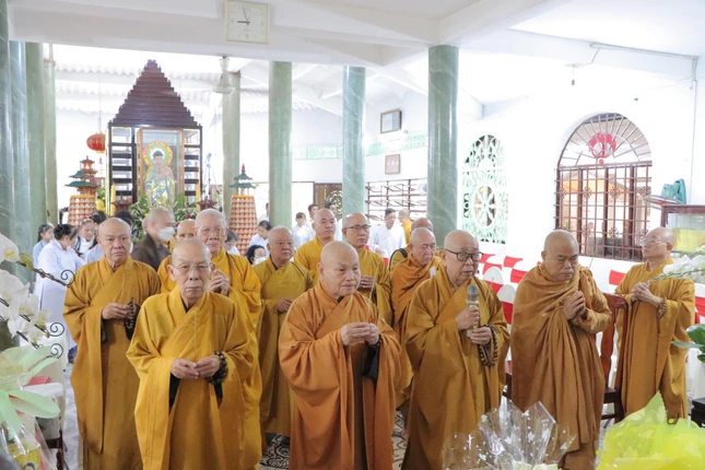 Chư tôn giáo phẩm dâng hương tưởng niệm