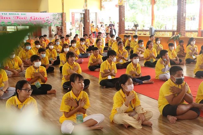 Các bạn trẻ tham gia trò chơi