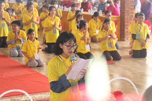 Đại diện các khóa sinh dâng lời phát nguyện