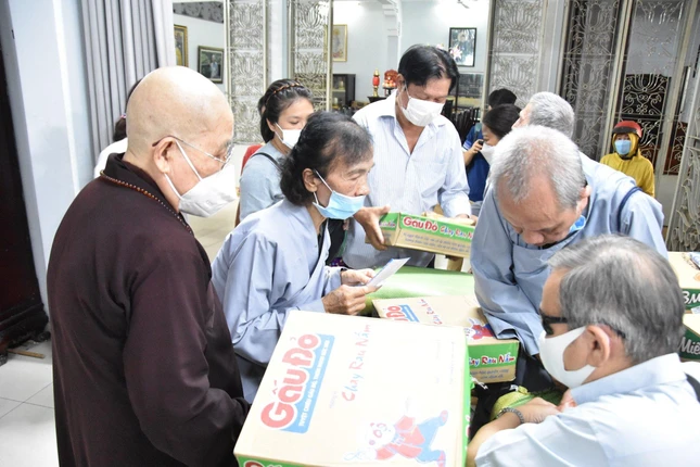Ni trưởng Thích nữ Từ Nhẫn trao quà đến người khiếm thị