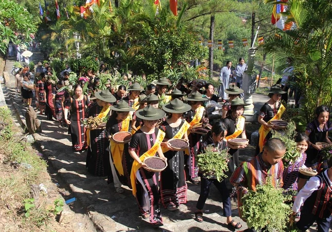 Từng đoàn xếp hàng vào dâng lễ cúng dường Từng đoàn xếp hàng vào dâng lễ cúng dường