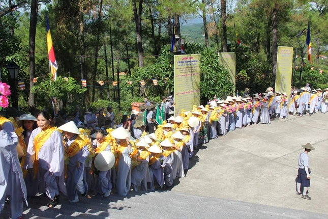 Đông đảo Phật tử về tham dự lễ hội Đông đảo Phật tử về tham dự lễ hội