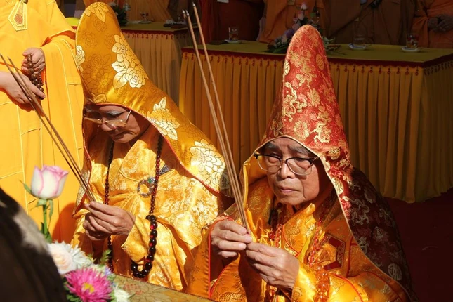 Chư tôn Hòa thượng niêm hương cử hành Lễ hội Quán Thế Âm Chư tôn Hòa thượng niêm hương cử hành Lễ hội Quán Thế Âm