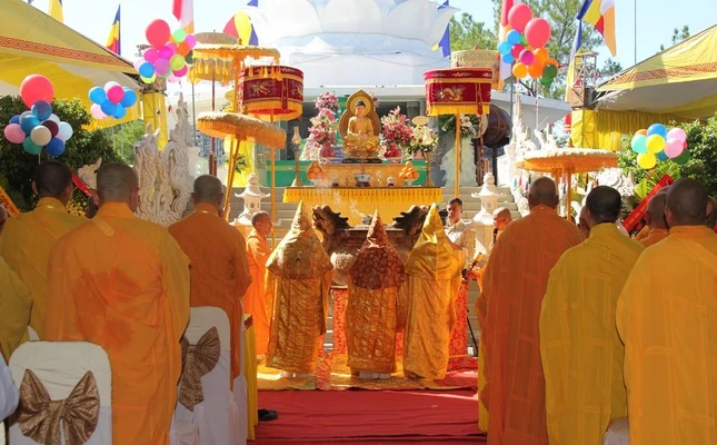 Chư tôn đức cử hành nghi thức theo truyền thống Phật giáo cố đô Chư tôn đức cử hành nghi thức theo truyền thống Phật giáo cố đô