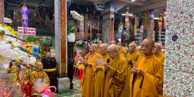 Chư tôn đức dâng hương tưởng niệm