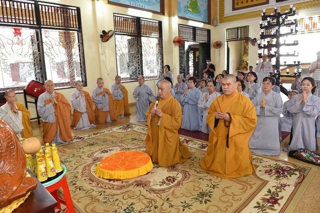 Thượng tọa Thích Tâm Chơn, Đại đức Thích Nguyên Tài niêm hương bạch Phật