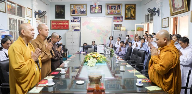 Thượng tọa Thích Giác Hoàng thay mặt đoàn tác bạch cúng dường