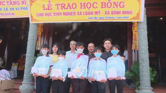 Các em học sinh nhận học bổng tại chùa Phước Nghiêm Các em học sinh nhận học bổng tại chùa Phước Nghiêm