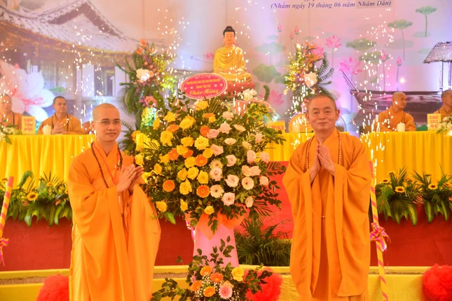 Thượng tọa Thích Thanh Hòa thay mặt Ban Trị sự GHPGVN tỉnh Thái Bình tặng hoa chúc mừng Thượng tọa Thích Thanh Hòa thay mặt Ban Trị sự GHPGVN tỉnh Thái Bình tặng hoa chúc mừng