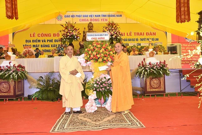 Nhiều lẵng hoa, phần quà chúc mừng được trao tặng tại buổi lễ