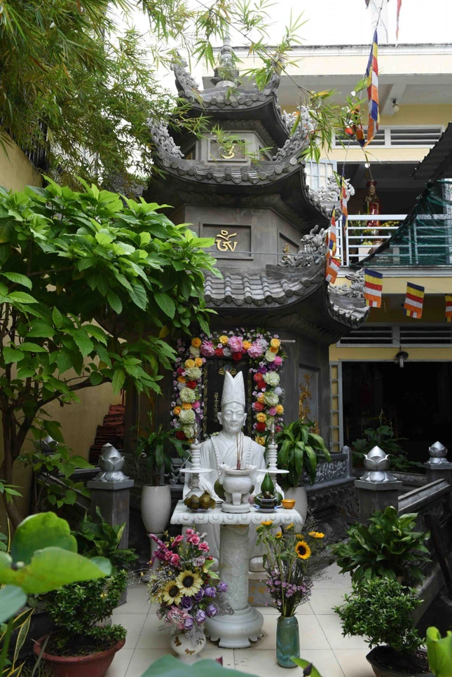 Bảo tháp cố Hòa thượng Thích Tâm Tựu trong khuôn viên chùa Thiên Sơn