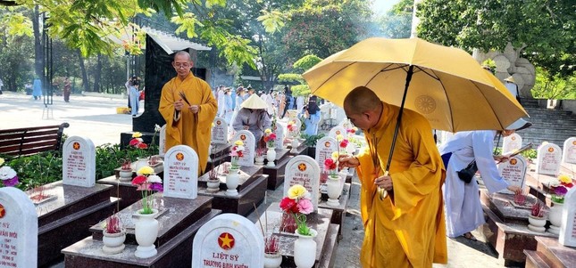 Thắp hương tại các mộ phần