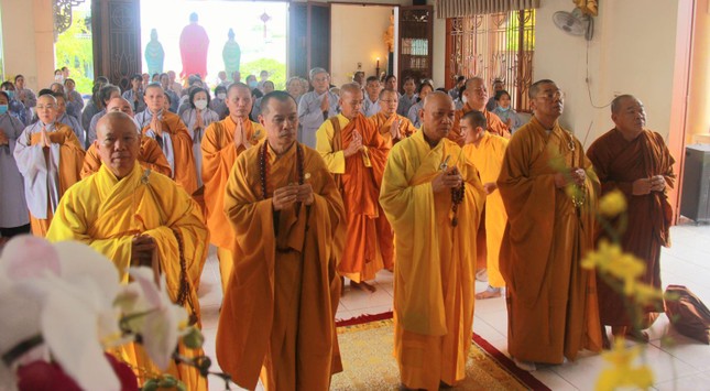 Chư tôn đức dâng hương tưởng niệm