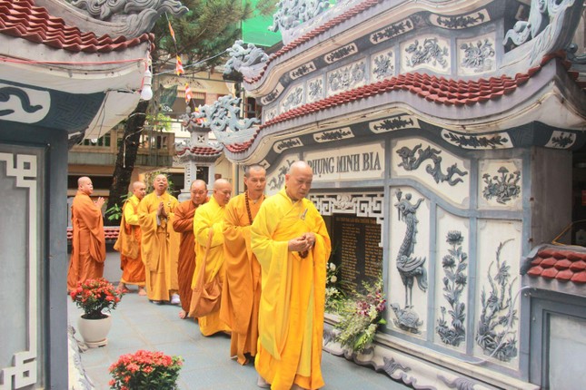 Hữu nhiễu bảo tháp