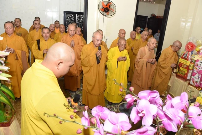 Chư tôn đức thắp hương tưởng niệm