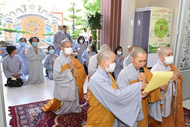 Sư cô Thích nữ Huệ Giác dâng lời tác bạch