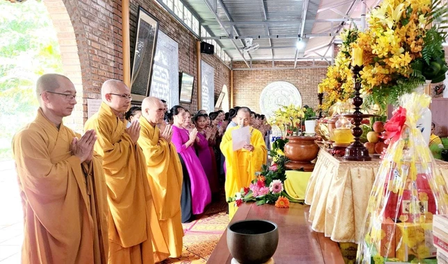 Đoàn chùa Đức Hậu dâng hương lễ Phật và cúng dường ở Học viện Phật giáo VN tại Huế