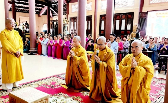 Chư Tăng cùng Phật tử đảnh lễ Tam bảo, tác bạch cúng dường tại tổ đình Thiền Tôn (TP.Huế)