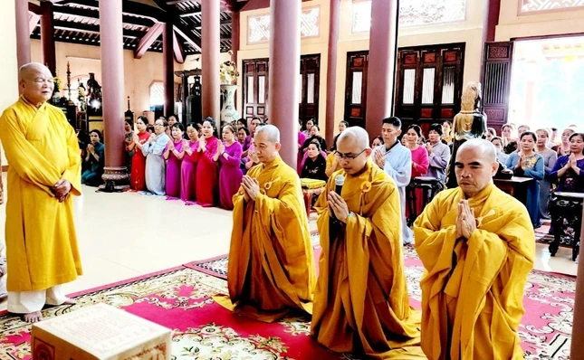 Chư Tăng cùng Phật tử đảnh lễ Tam bảo, tác bạch cúng dường tại tổ đình Thiền Tôn (TP.Huế)
