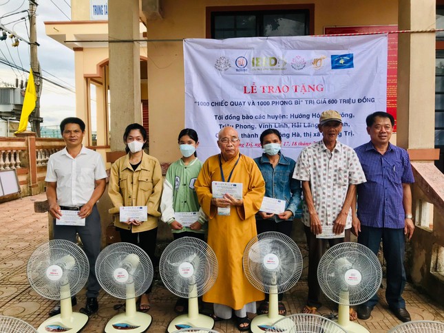 Hòa thượng Thích Thiện Tấn tận tay trao quà đến bà con