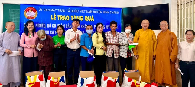 Tặng quà đến bà con dân tộc thiểu số tại thị xã Phú Mỹ, tỉnh Bà Rịa - Vũng Tàu