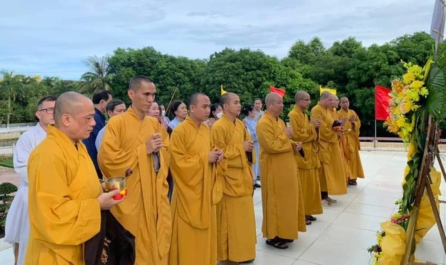 Chư tôn đức Ban Trị sự GHPGVN tỉnh Nghệ An tưởng niệm các anh hùng, liệt sĩ