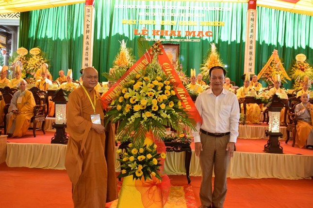 Ủy ban MTTQVN tỉnh Quảng Trị tặng hoa chúc mừng