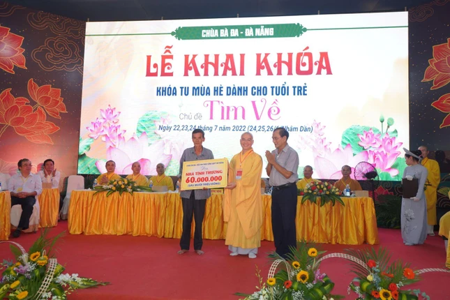 Trao bảng tượng trưng số tiền 60 triệu đồng hỗ trợ xây nhà tình nghĩa