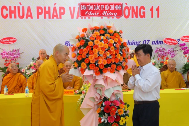 Đại diện Ban Tôn giáo TP.HCM tặng hoa chúc mừng