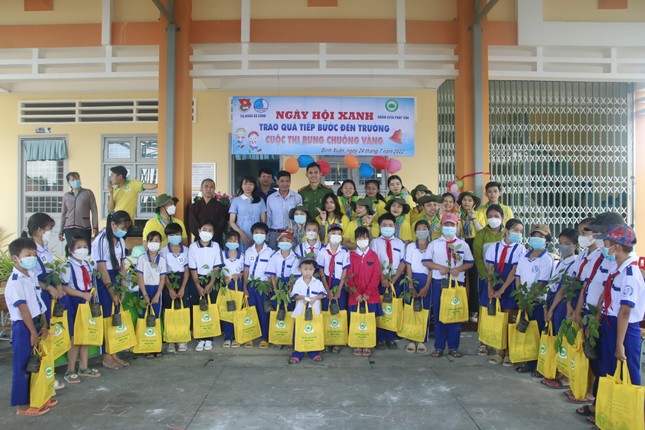 Nhóm sinh viên thiện nguyện Pháp Vân trao quà và cây xanh đến các em học sinh Nhóm sinh viên thiện nguyện Pháp Vân trao quà và cây xanh đến các em học sinh