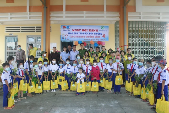 Nhóm sinh viên thiện nguyện Pháp Vân trao quà và cây xanh đến các em học sinh