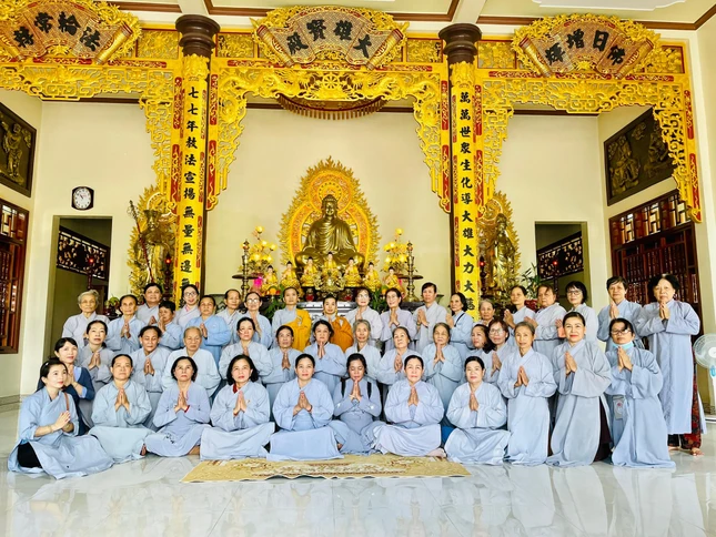 Chư Ni trong Ban Từ thiện - Xã hội Phật giáo thị xã Ninh Hòa cùng các Phật tử tham gia cúng dường nhân mùa An cư kiết hạ - Ảnh: Nhuận Mỹ