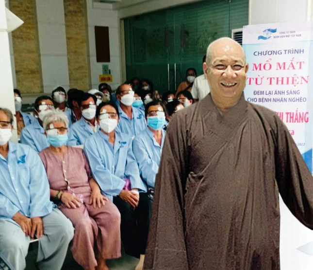 Thượng tọa Thích Trí Trường động viên các bệnh nhân trong buổi phẫu thuật mắt