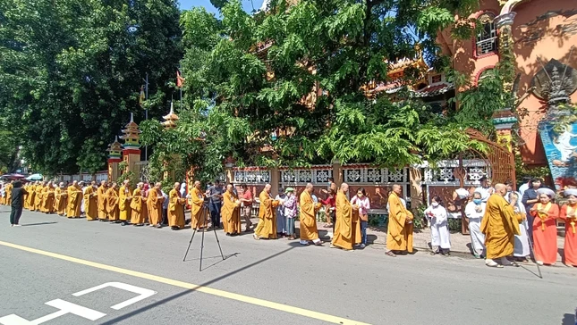 Quang cảnh buổi lễ sớt bát tại tổ đình Vạn Thọ
