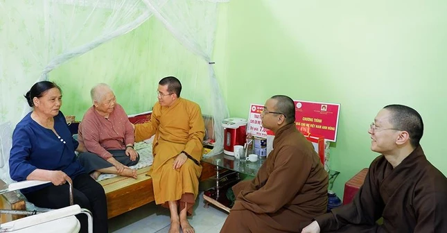 Tặng quà đến Mẹ Việt Nam anh hùng Nguyễn Thị Kim