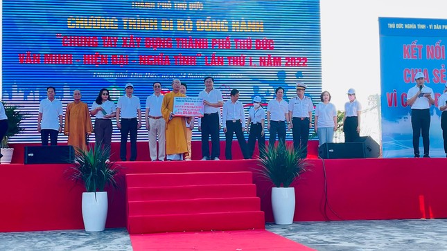 Hòa thượng Thích Minh Truyền, Phó ban Trị sự Phật giáo TP.Thủ Đức trao bảng tượng trưng ủng hộ số tiền