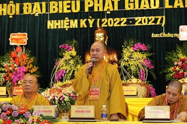 Thượng tọa Thích Đức Thiện thay mặt Trung ương GHPGVN lấy ý kiến biểu quyết