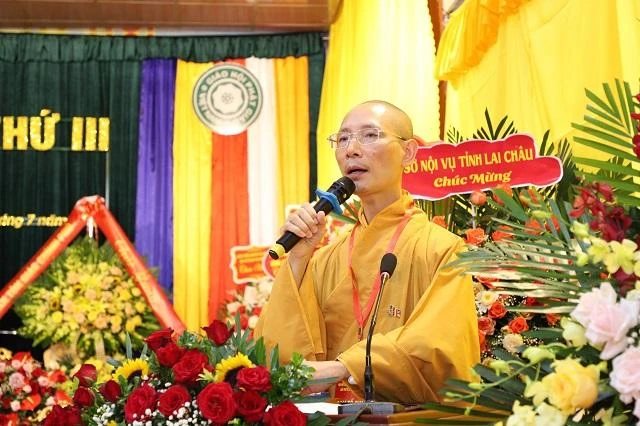 Đại đức Thích Đạo Ngộ đọc dự thảo phương hướng hoạt động Phật sự nhiệm kỳ III (2022-2027) của Ban Trị sự GHPGVN tỉnh Lai Châu